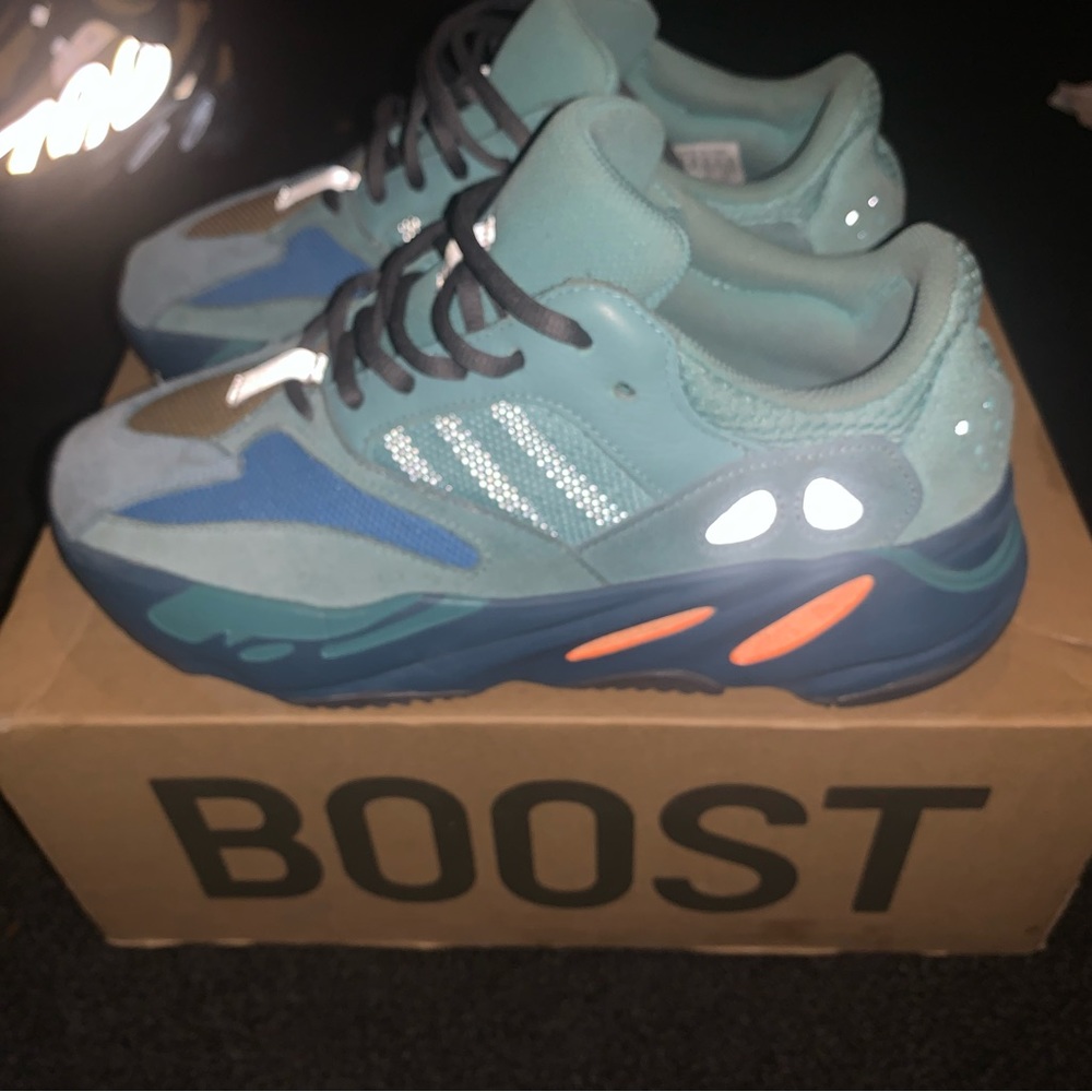 Yeezy Boost 700 'Faded Azure'.      9 US MEN